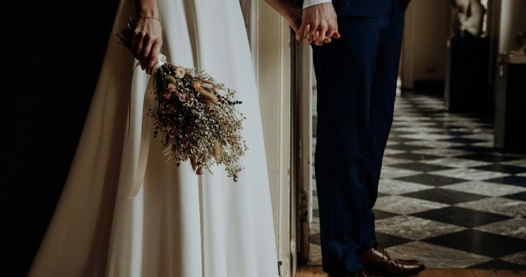 Venue Wedding vs. Backyard Wedding: The Real Cost Breakdown | Wedding Budgetly